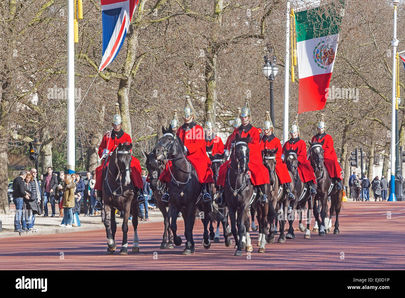 London, The Mall, un détachement de gardes de la vie de retour de relève de la garde à Horse Guards Parade Banque D'Images