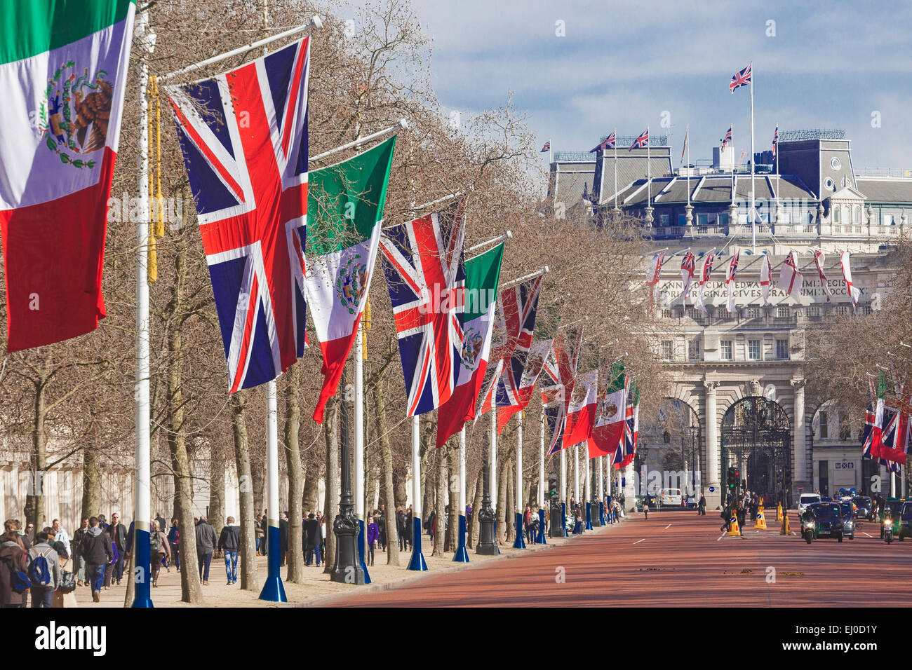 Londres, le centre commercial The Mall drapé de drapeaux pour l'Etat mexicain visite en mars 2015 Banque D'Images