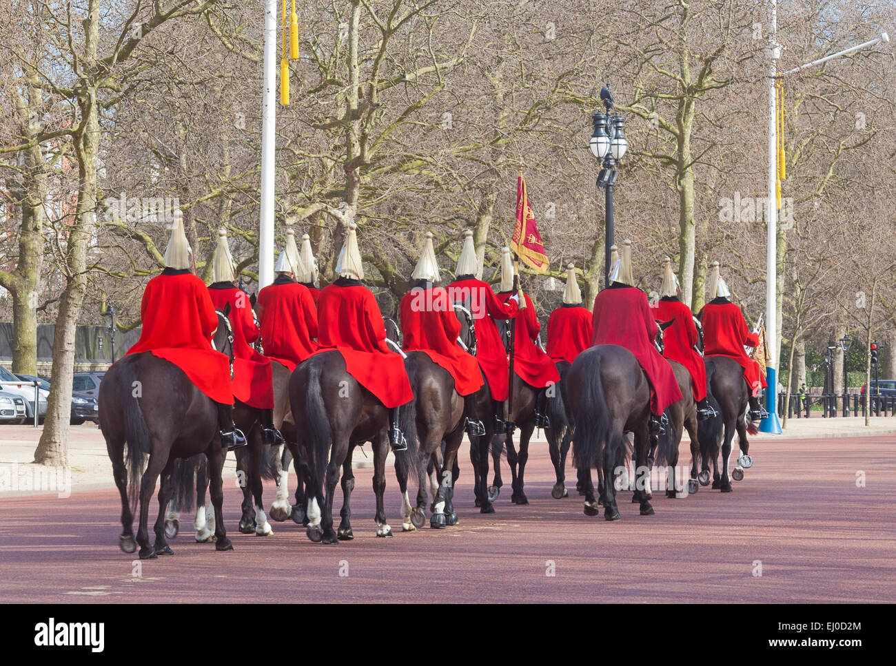 London, The Mall, un détachement de gardes de la vie en route pour changer la garde à Horse Guards Parade Banque D'Images