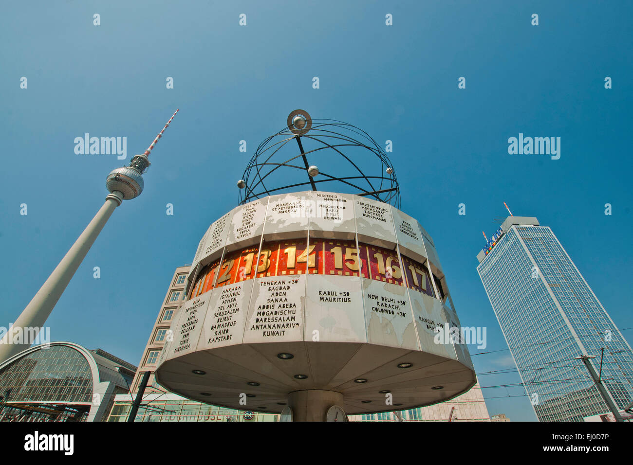Allemagne, Berlin, monument, Urania, world time clock, Horloge, temps mondial, Urania, Alexander place, bloc d'appartements de haute taille buildi Banque D'Images