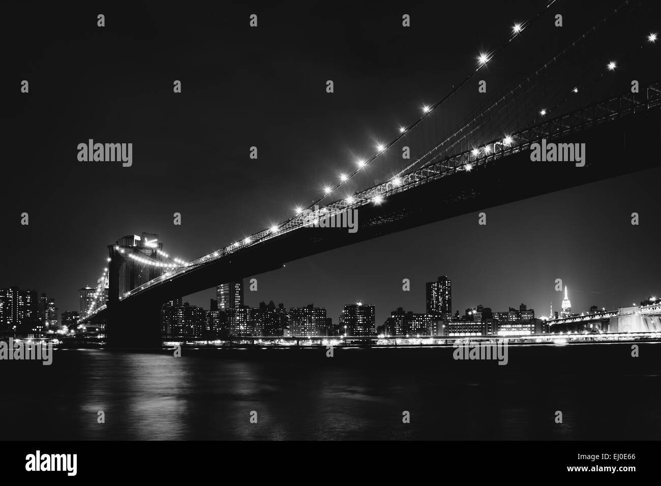 Le Pont de Brooklyn de nuit vu de Brooklyn Bridge Park, New York. Banque D'Images