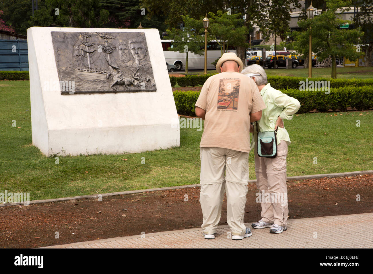 L'ARGENTINE, Buenos Aires, Retiro, la Plaza Fuerza Aérea Argentine, les touristes à bronze panneau représentant la victoire navale Banque D'Images