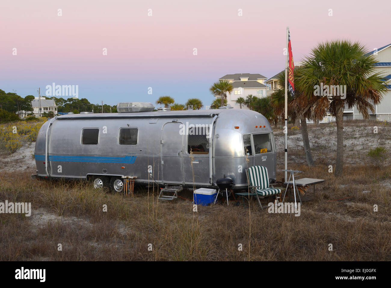 USA, Floride, Comté de Franklin, Golfe du Mexique, Apalachicola, Saint George Island, sur l'île Shelter caravane Airstream, Banque D'Images