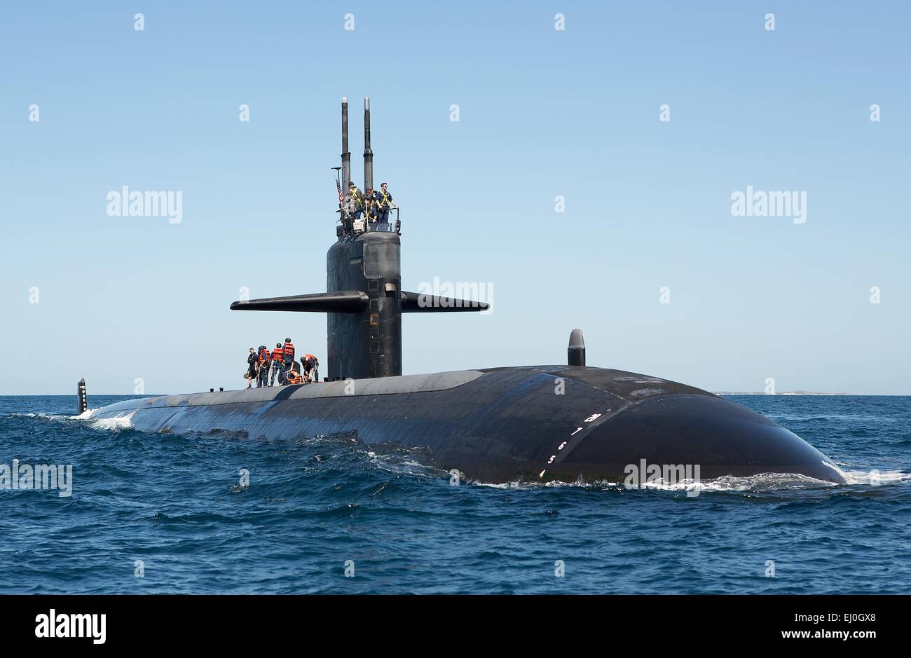 https://c8.alamy.com/compfr/ej0gx8/la-marine-americaine-de-classe-los-angeles-sous-marin-d-attaque-rapide-uss-albuquerque-personnel-transferts-pendant-l-exercice-des-dipneustes-4-mars-2015-dans-le-son-de-cockburn-de-l-australie-ej0gx8.jpg