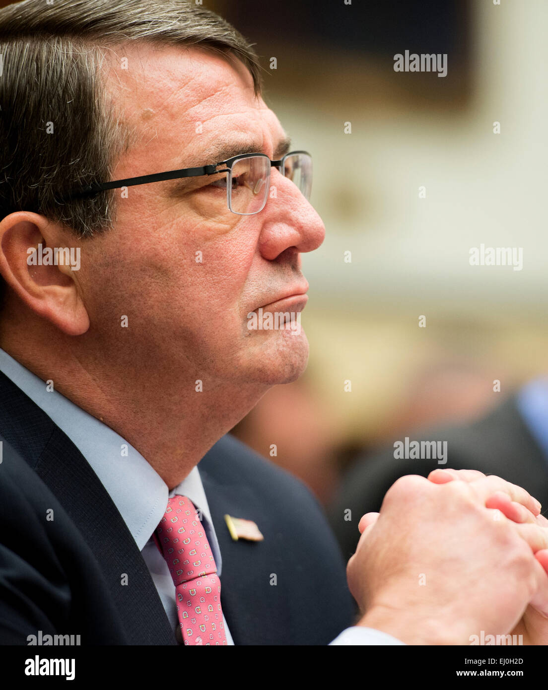 Le secrétaire américain à la défense, Ashton Carter témoigne devant le House Armed Services Committee sur la défense et la lutte contre les programmes d'ISIL 18 Mars, 2015 à Washington, D.C. Banque D'Images