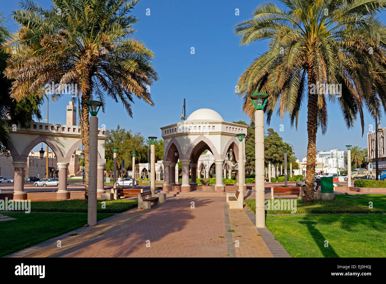 L'Asie, Emirats Arabes Unis, EMIRATS ARABES UNIS, Abu Dhabi, Al Ain, Zayed bin Sultan Street, 137 Street, park, Centre d'Al Ain, de palmiers, de puits, pav Banque D'Images