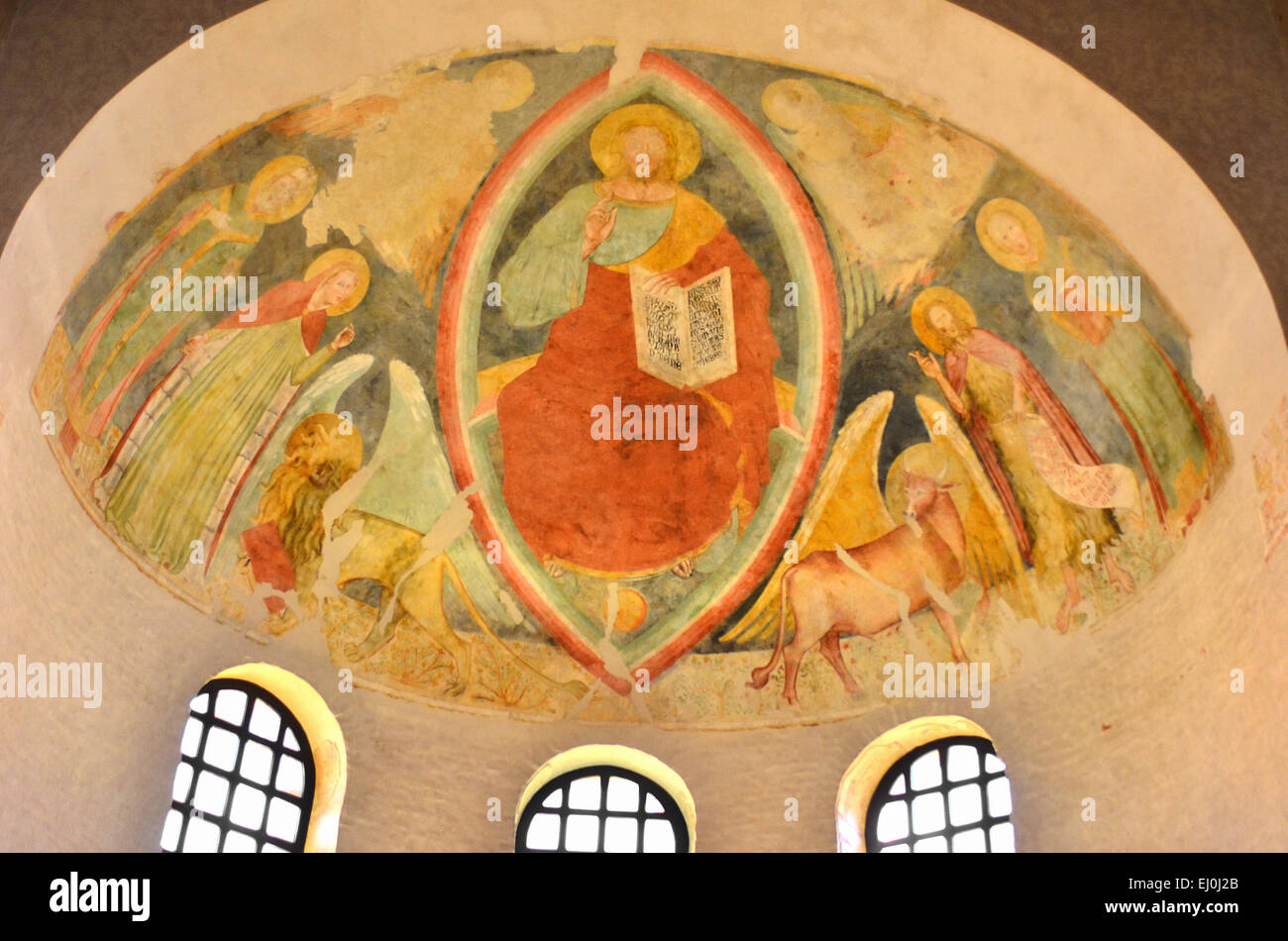 Fresque romaine antique du Christ intronisé, entouré par les évangélistes et les saints Jean le Baptiste, Vierge Marie, Ermacora, et Furtu Banque D'Images