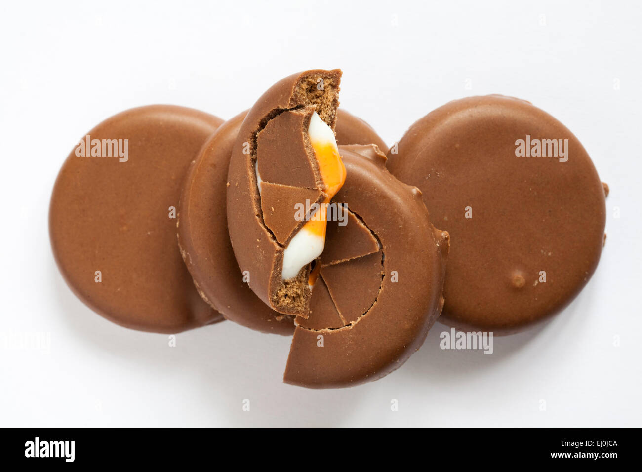 Nouveau Cadbury Creme Egg biscuits avec une cassée en deux pour montrer l'intérieur isolé sur fond blanc Banque D'Images