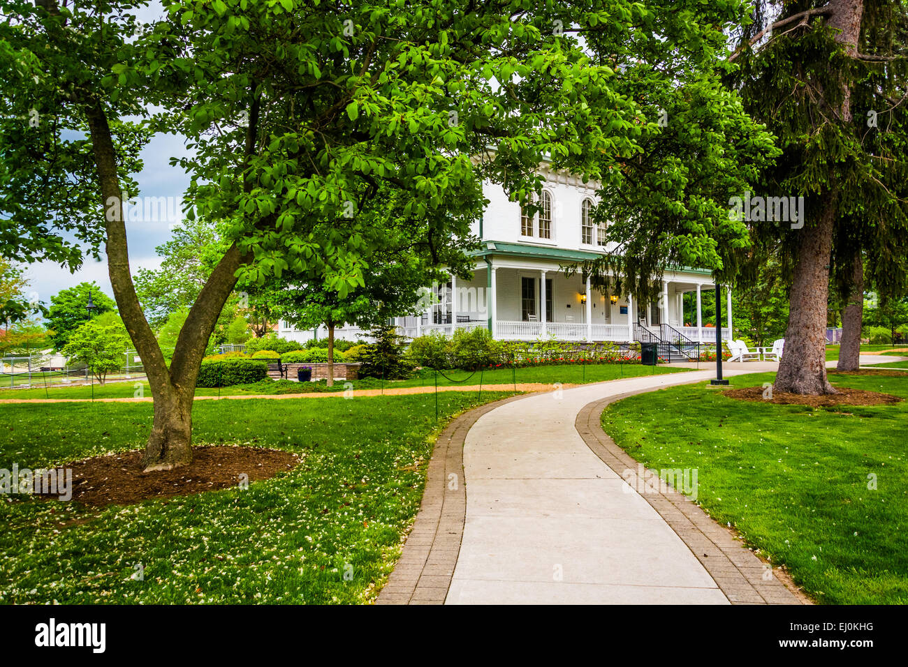 Arbres et construire le long d'un chemin à travers Gettysburg College, en Pennsylvanie. Banque D'Images