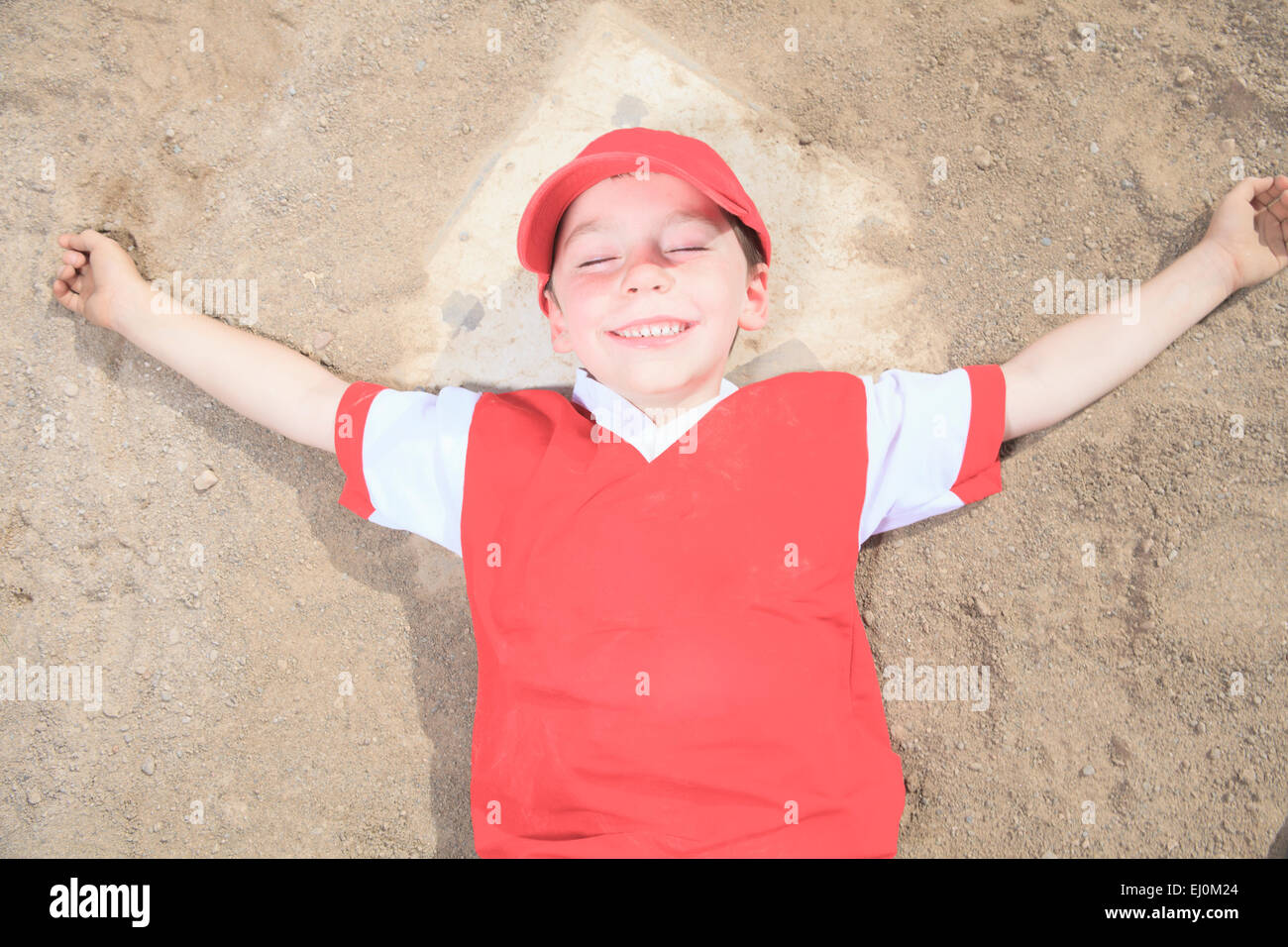 Un bel enfant heureux de jouer au baseball Banque D'Images