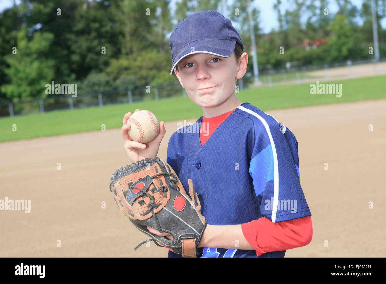 Un enfant sur le terrain de baseball pitchen Banque D'Images