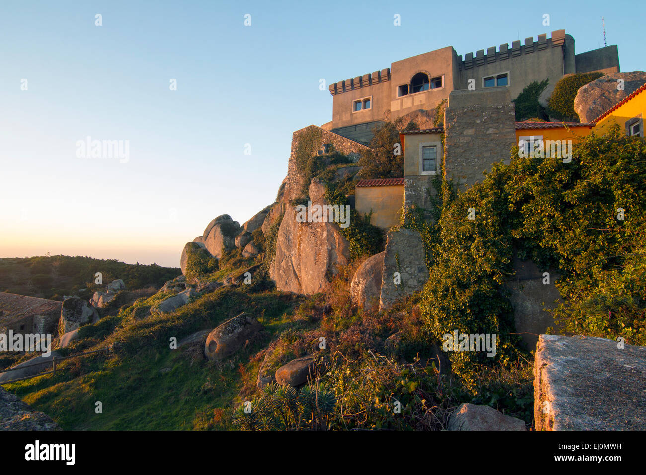 Point de vue le plus élevé de la région de Sintra, Santuario da Peninha, Portugal. Banque D'Images