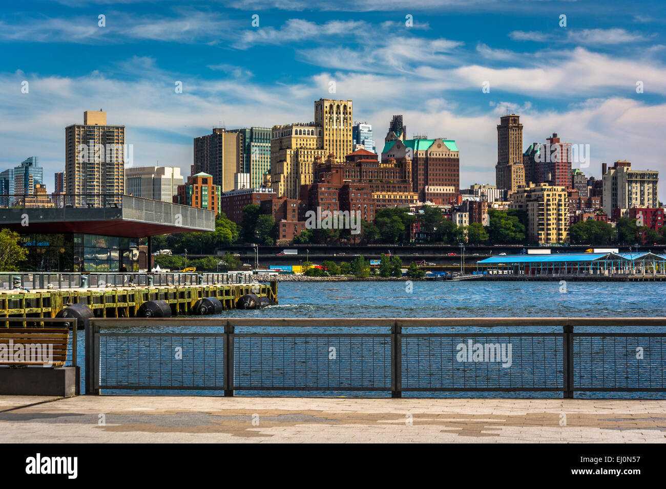 Voir, de l'East River Greenway à Manhattan, New York. Banque D'Images