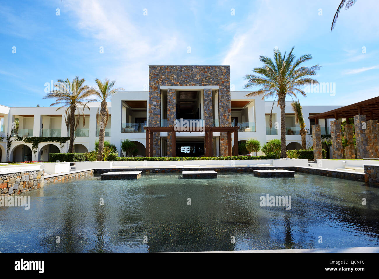 La piscine et la construction de l'hôtel de luxe, Crète, Grèce Banque D'Images