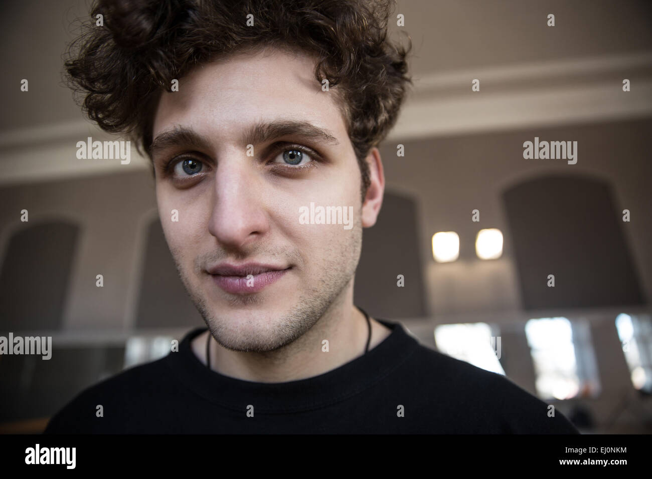 Portrait d'un bel homme avec des cheveux bouclés looking at camera Banque D'Images