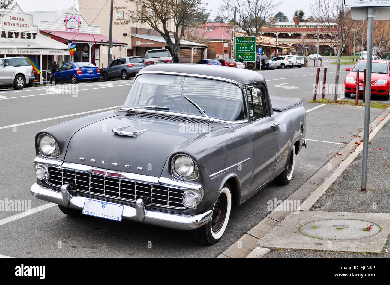 Holden gris Vintage automobile sur les rues de Daylesford, une petite ville en milieu rural Victoria en Australie. Banque D'Images