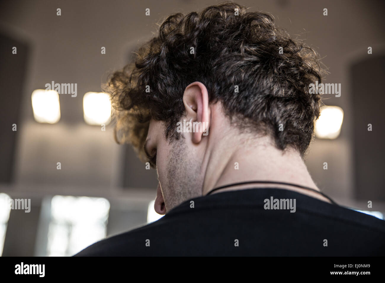 Vue arrière portrait d'un homme avec les cheveux bouclés Banque D'Images