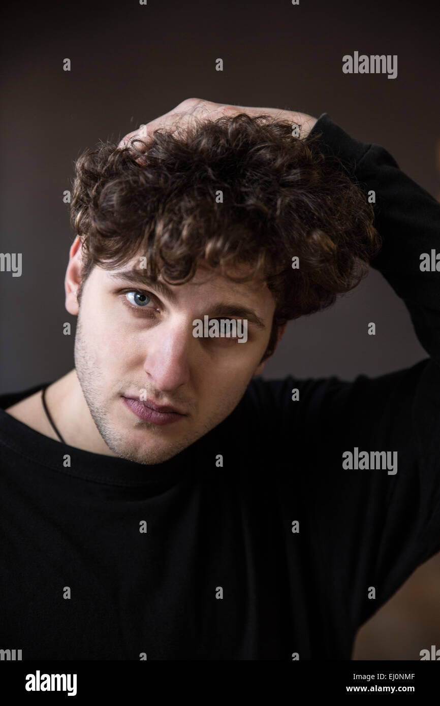 Young handsome man looking at camera Banque D'Images