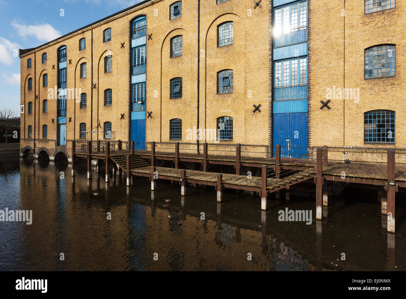 Un ponton par vieux ancien docks dans Excel, Londres, Angleterre Banque D'Images