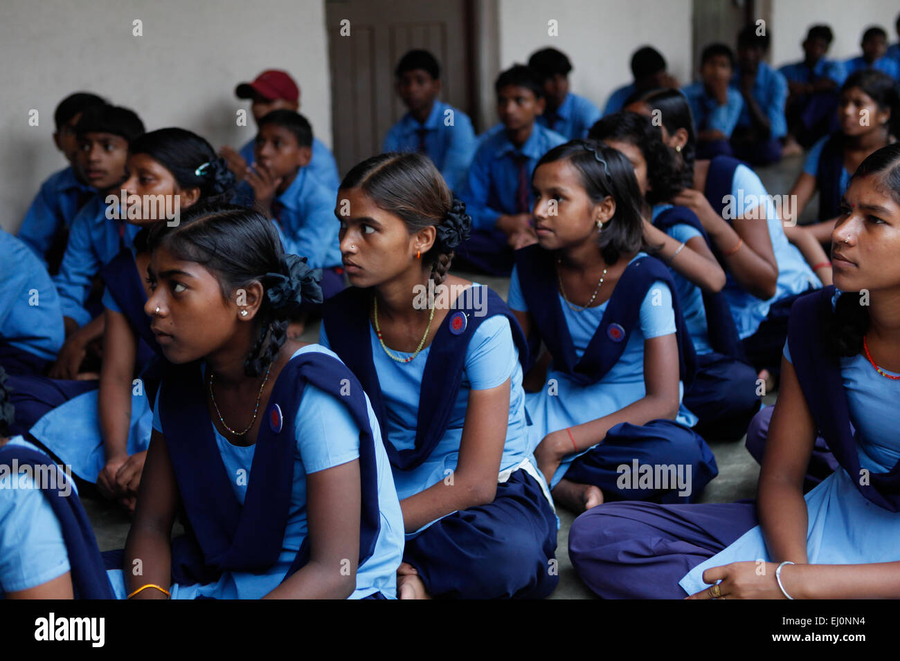 Les élèves sont photographiés alors qu'ils assistent à un briefing dans une école gratuite du village de Dungeshwari à Bihar, en Inde. Banque D'Images