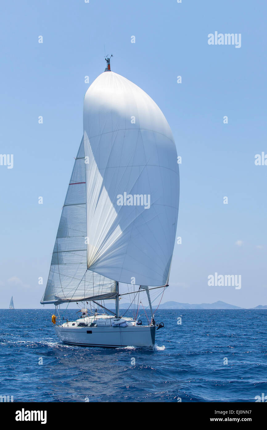 La voile. Yachts bateau à voiles blanches dans la mer ouverte. Style de vie de luxe. Banque D'Images