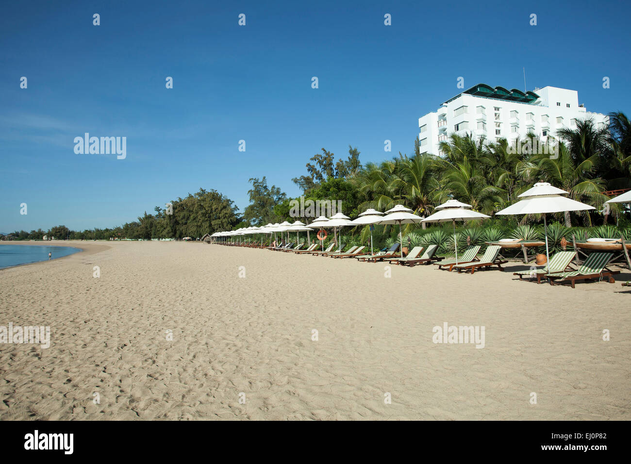 Plage, chaises de pont, Saigon, Ninh, Chu, Resort, Phan, Rang, Ninh Thuan, de l'Asie, l'Asie, sur l'extérieur,,, Plage, côte, mer, palmiers, palm Banque D'Images