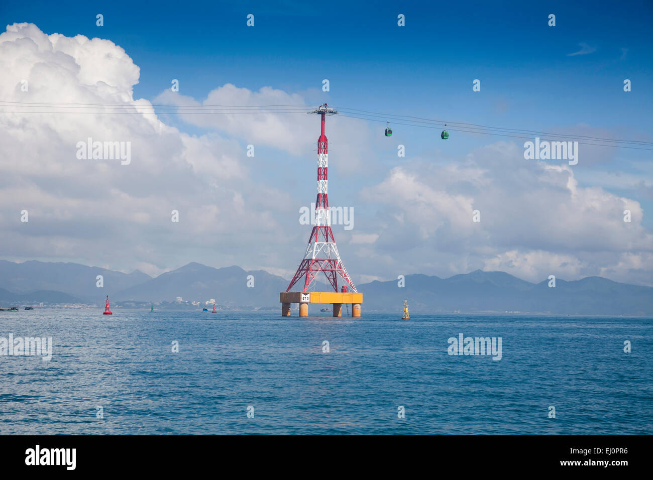 Vinpearl, island, Nha Trang, Vietnam, du Sud, de l'architecture, l'eau, gondole, antenne, câble, transport ferroviaire, au Vietnam, en Asie Banque D'Images