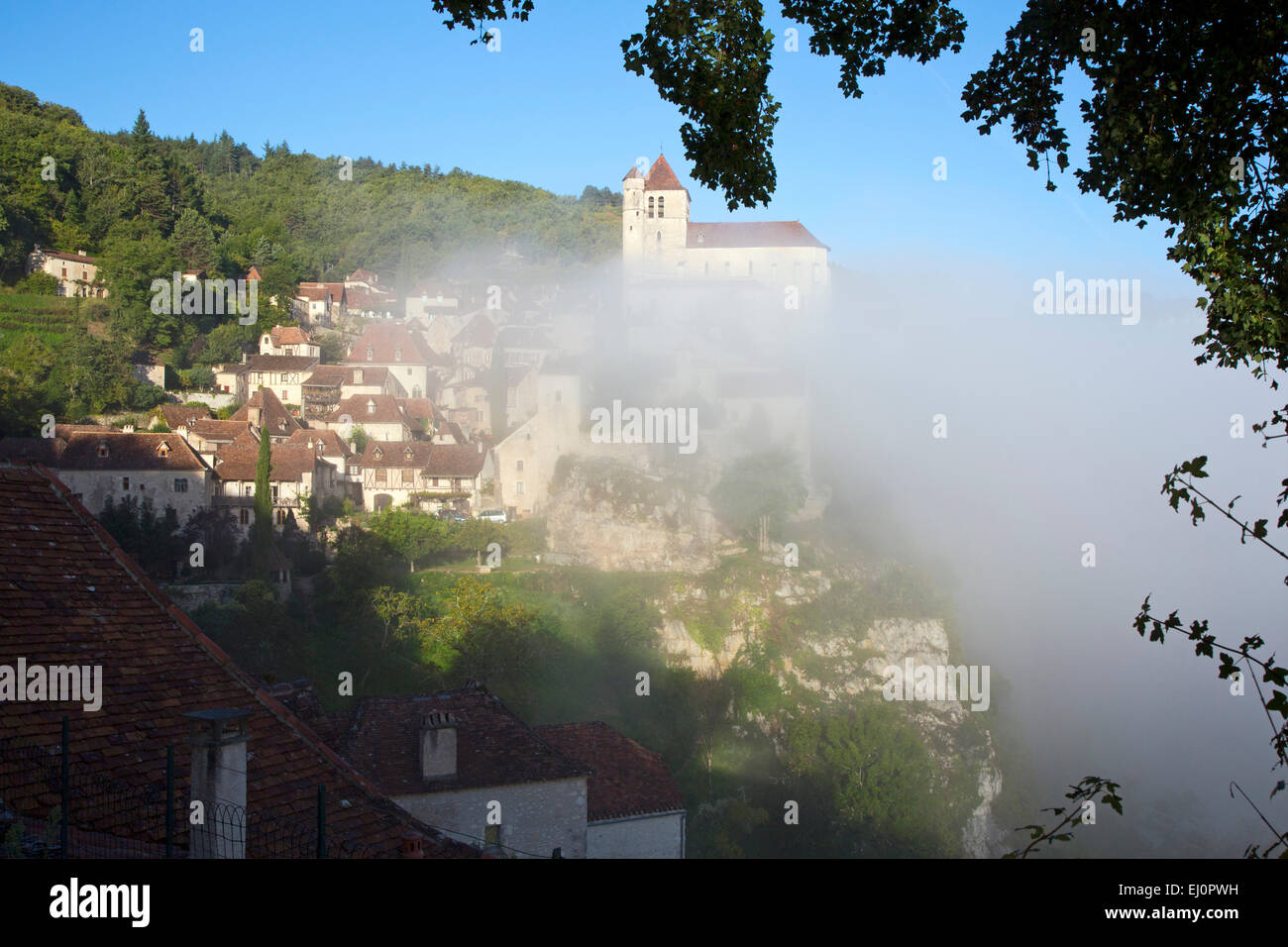 Saint-Cirq-Lapopie, Cahors, Lot, Midi-Pyrénées, France, commune, village, classique, belle, jolie, charmante, tôt le matin, faible Banque D'Images