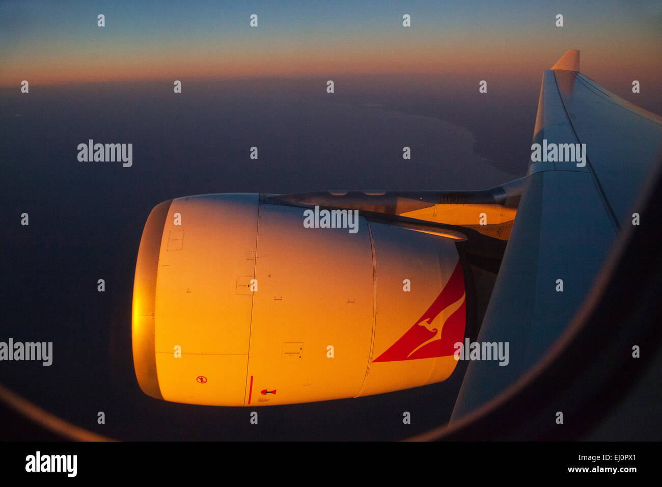 Vol, vol, Jet, moteur, Qantas, orange, ciel, horizon, aile, avion, avion, voyages, vacances, Banque D'Images