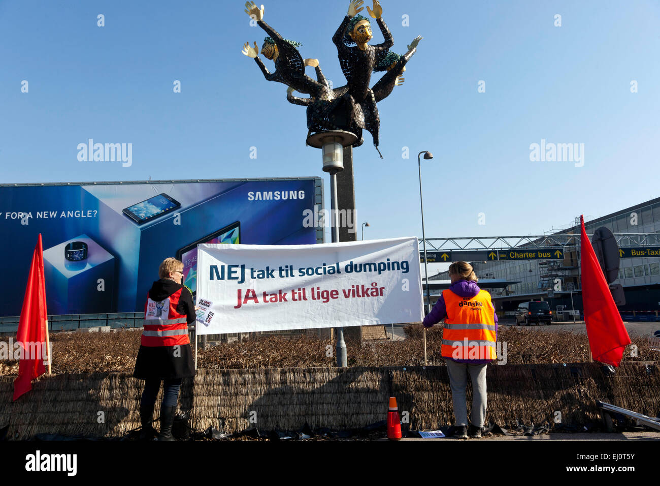 Copenhague, Danemark, le 19 mars 2015 : ceux qui conduisent à l'aéroport de Copenhague rencontrez ce signe, où les travailleurs de l'aéroport annoncer leur mécontentement avec que Ryanair ne sera pas en conformité avec les accords locaux. Le signe se lit comme suit : "Aucune grâce au dumping social ! Oui à l'égalité de conditions !' Credit : OJPHOTOS/Alamy Live News Banque D'Images