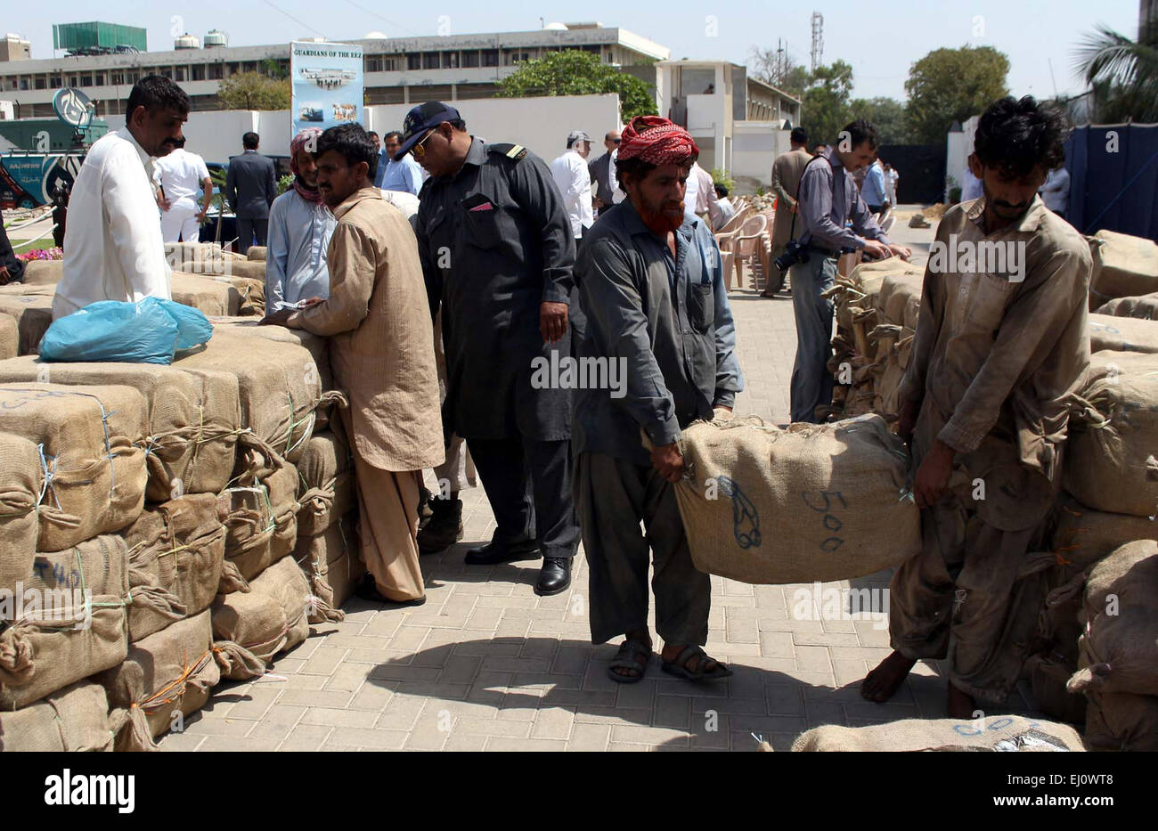 Le personnel de l'Agence de sécurité maritime du Pakistan ont saisi l'organisation de l'alcool qui a récupéré à partir d'un bateau au cours de l'arrestation de passeurs en mer d'Oman, d'exposer les personnes des médias au cours d'une conférence de presse tenue au Siège de l'AMPN à Karachi le Jeudi, 19 mars, 2015. Credit : Asianet-Pakistan/Alamy Live News Banque D'Images
