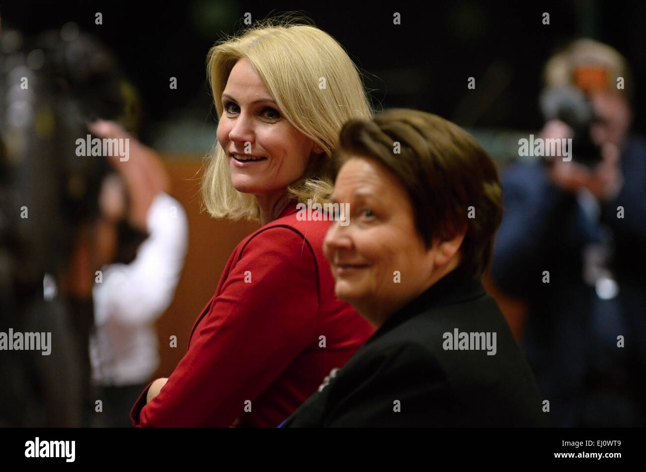 Bruxelles, Belgique. Mar 19, 2015. Le Premier ministre danois Helle Thorning-Schmidt (à gauche) et le premier ministre de Lettonie Laimdota Straujuma se réunit au cours du sommet européen de Bruxelles, Belgique, le 19 mars 2015. Credit : Jakub Dospiva/CTK Photo/Alamy Live News Banque D'Images