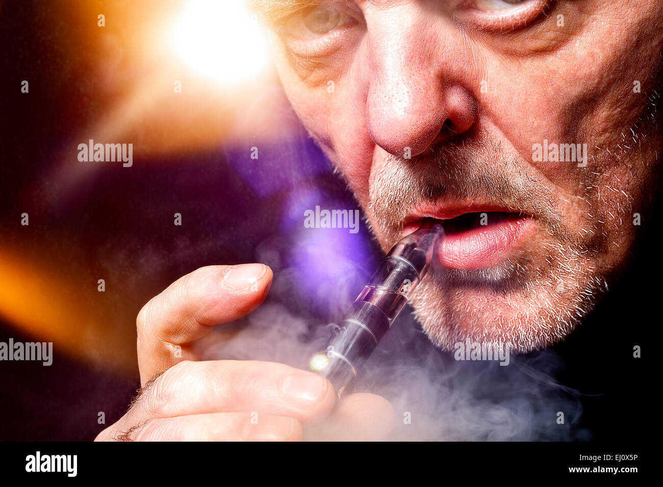 Portrait d'un homme qui fume un e-cigarette Banque D'Images