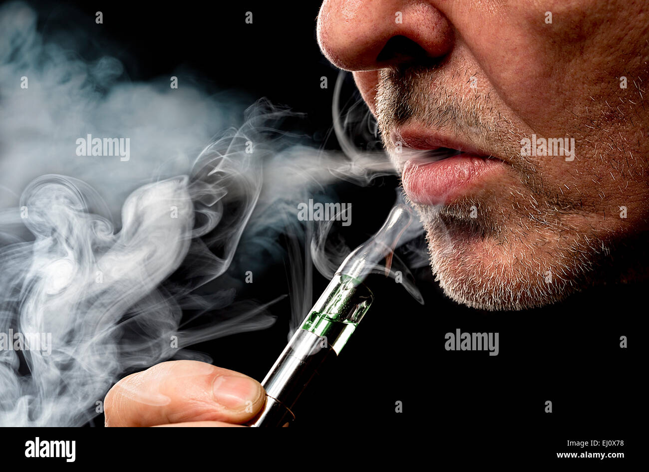 Portrait d'un homme qui fume un e-cigarette Banque D'Images