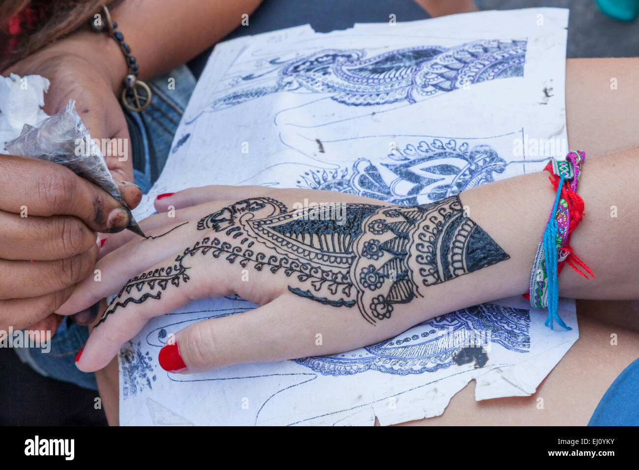 Thaïlande, Bangkok, Khaosan Road, le trafic, le détail de la main peinte au henné Banque D'Images