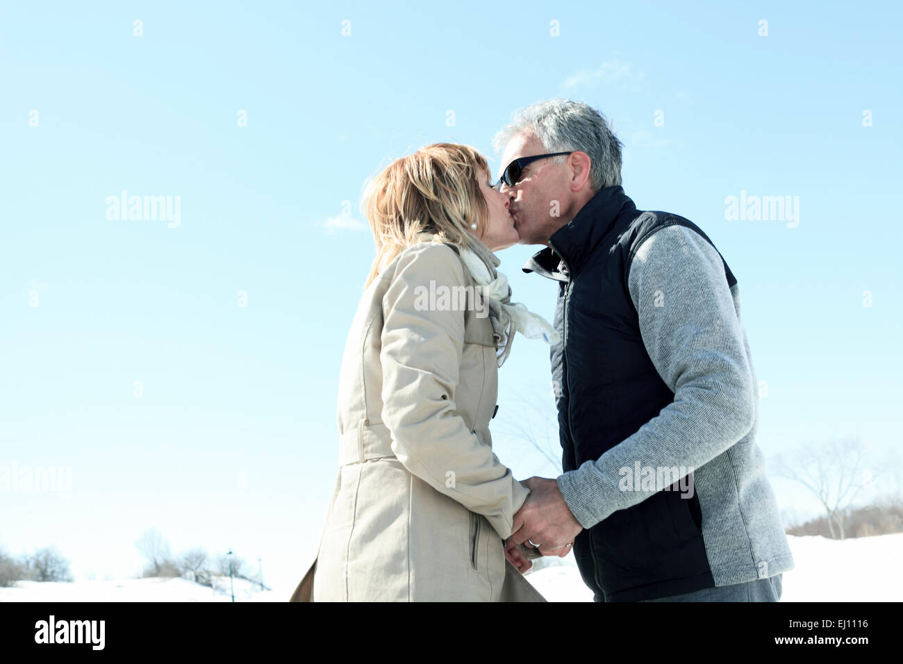 Portrait of happy senior couple en hiver Banque D'Images
