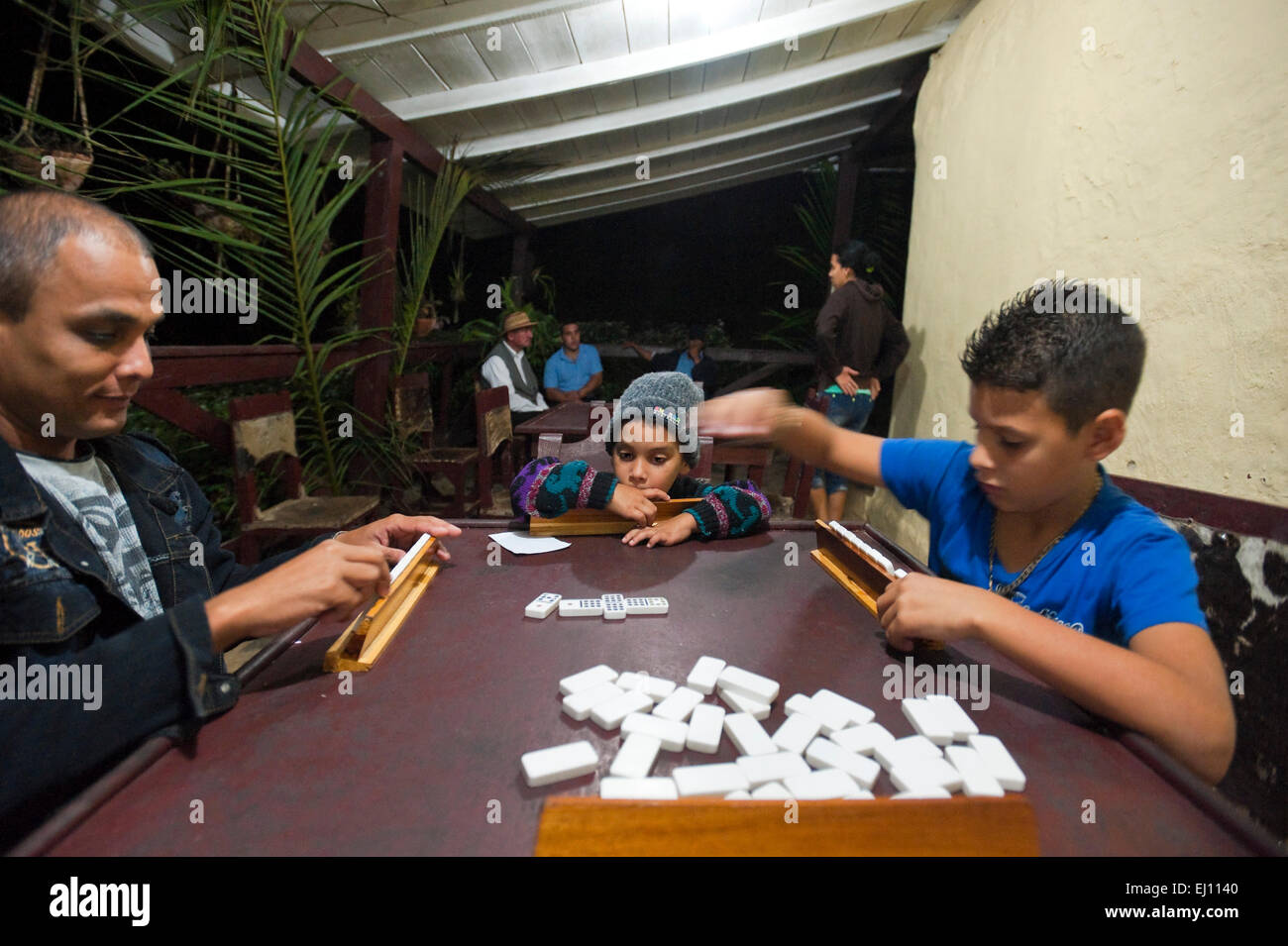 Vue horizontale d'un jeu de dominos qui se joue à Cuba. Banque D'Images