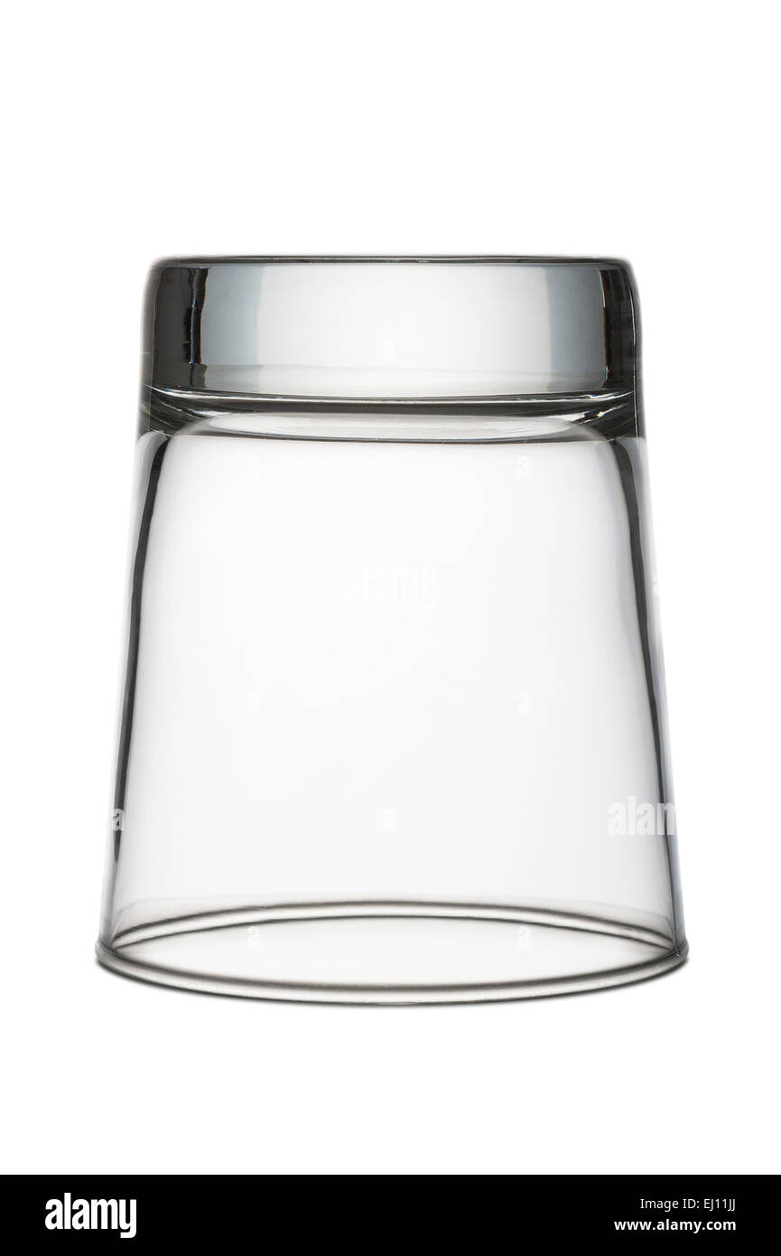 Tasse en verre inversé pour l'eau vide, sur fond blanc Banque D'Images