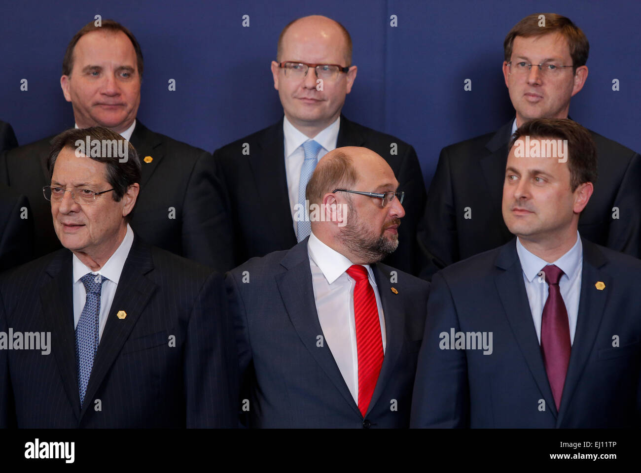 Bruxelles, Belgique. Mar 19, 2015. Président du Parlement Européen Martin Schulz (C) avant, assiste à la séance photo de l'Union européenne (UE) au sommet avec les chefs d'Etat à Bruxelles, Belgique, le 19 mars 2015. Des chefs d'État européens réunis ici pour tenir le débat du sommet ordinaire de printemps jeudi, avec le développement de l'Union européenne de l'énergie, la situation en Ukraine, les relations avec la Russie, et la situation économique de l'UE Sommet sur l'ordre du jour. Credit : Zhou Lei/Xinhua/Alamy Live News Banque D'Images