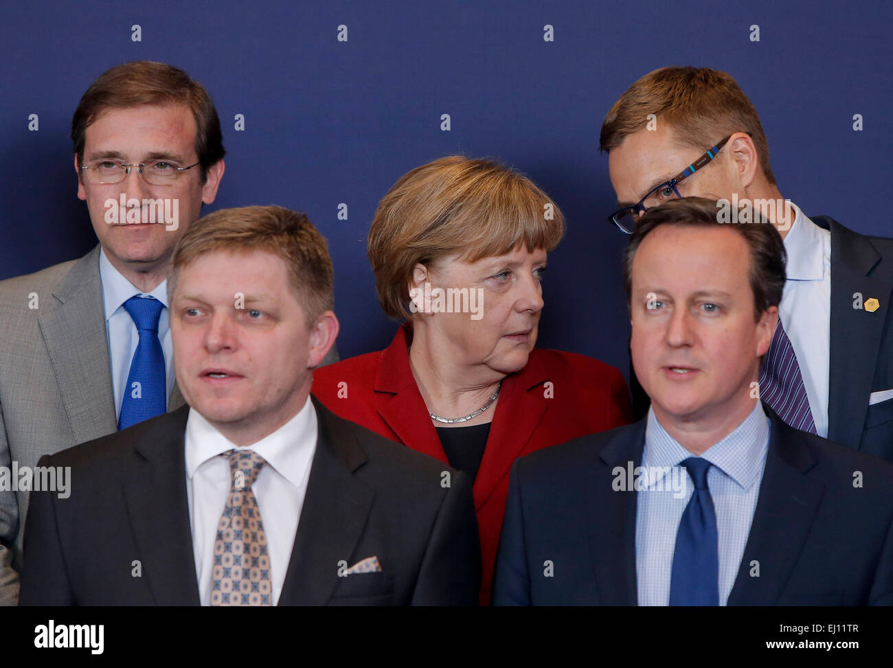 Bruxelles, Belgique. Mar 19, 2015. La chancelière allemande Angela Merkel (C) des entretiens avec le Premier Ministre Finlandais Alexander Stubb (R), tout en assistant à la séance photo de l'Union européenne (UE) le sommet européen de Bruxelles, Belgique, le 19 mars 2015. Des chefs d'État européens réunis ici pour tenir le débat du sommet ordinaire de printemps jeudi, avec le développement de l'Union européenne de l'énergie, la situation en Ukraine, les relations avec la Russie, et la situation économique de l'UE Sommet sur l'ordre du jour. Credit : Zhou Lei/Xinhua/Alamy Live News Banque D'Images