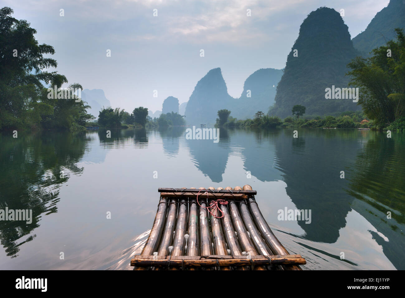 Rivière Yulong, Chine, Asie, région, Guangxi, rivière, débit, montagne, paysage, karst, réflexion, en radeau de bambou, radeau, Banque D'Images