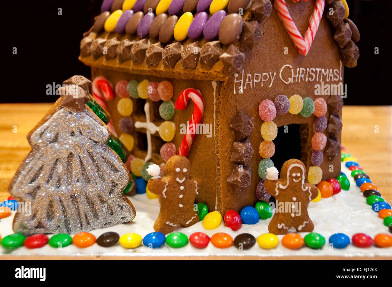 Close up of a horizontal des épices maison décorée pour Noël avec des arbres de Noël et de la neige. Banque D'Images
