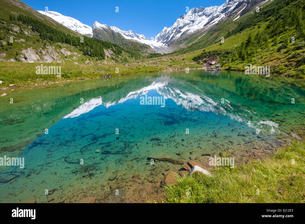 Le Grundsee, Suisse, Europe, canton, Valais, Wallis, Lötschental, lac de montagne, le lac, la réflexion Banque D'Images