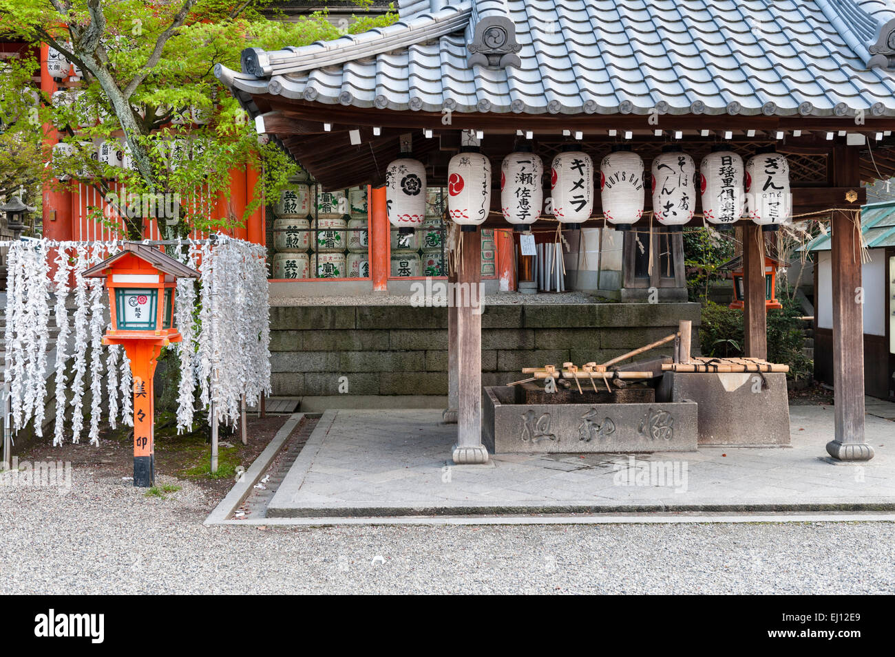 Quartier de Gion, Kyoto, Japon. Le Yasaka, un temple Shinto. L'temizuya ou purification font de purification rituelle Banque D'Images