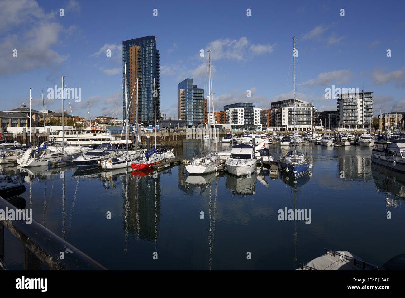 L'histoire de l'île Moresby 26 Tower minimisent l'autres bâtiments amiraux à quai, Ocean Village, Southampton Angleterre Banque D'Images