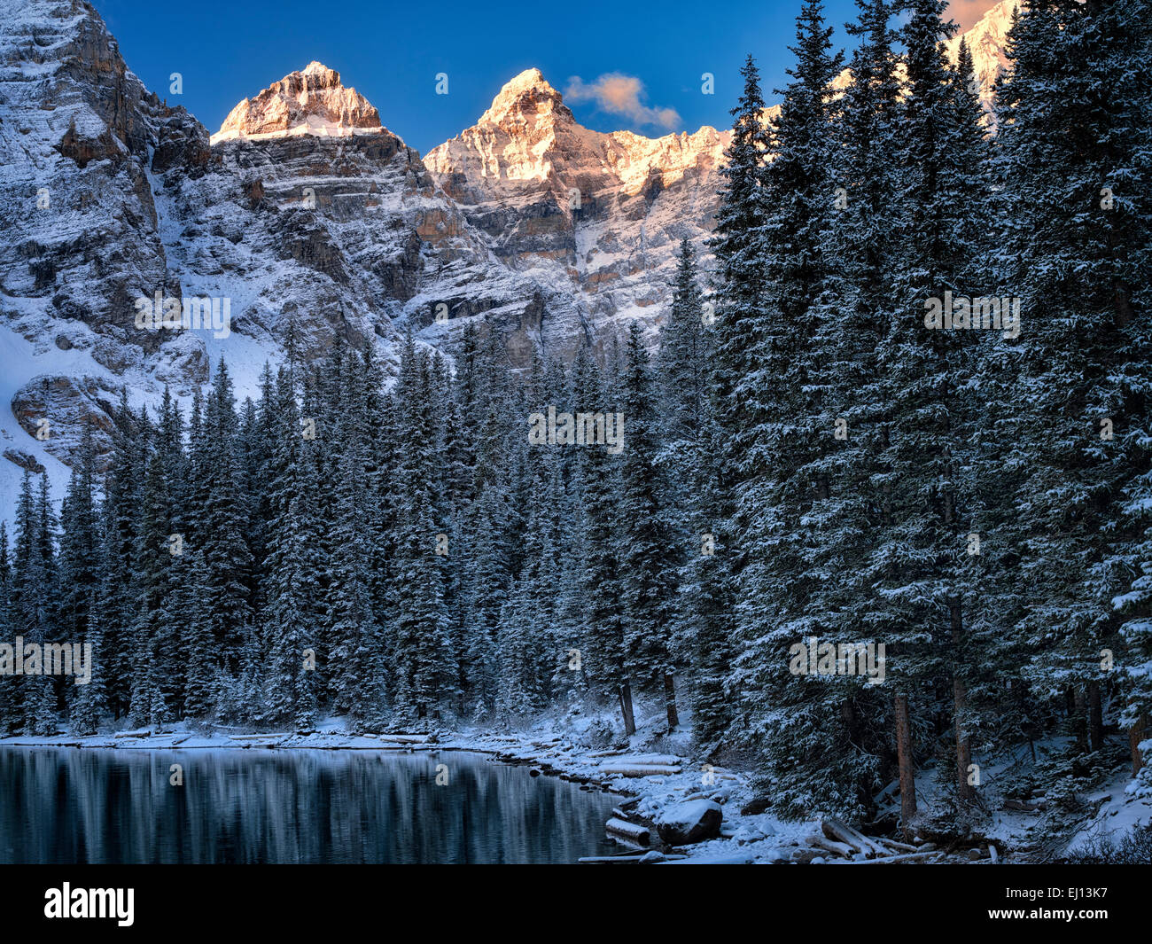 Première neige de la saison sur le lac Moraine. Le parc national Banff, Alberta, Canada Banque D'Images