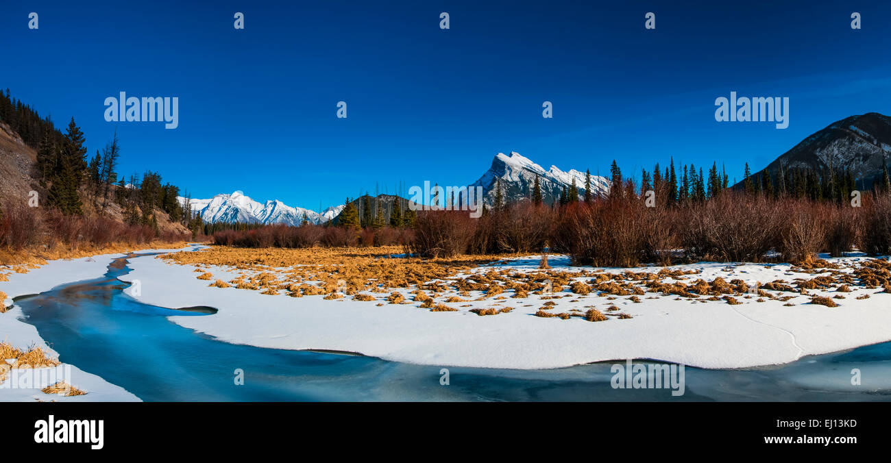 Vue panoramique du mont Rundle des rives de lacs Vermilion en hiver ...