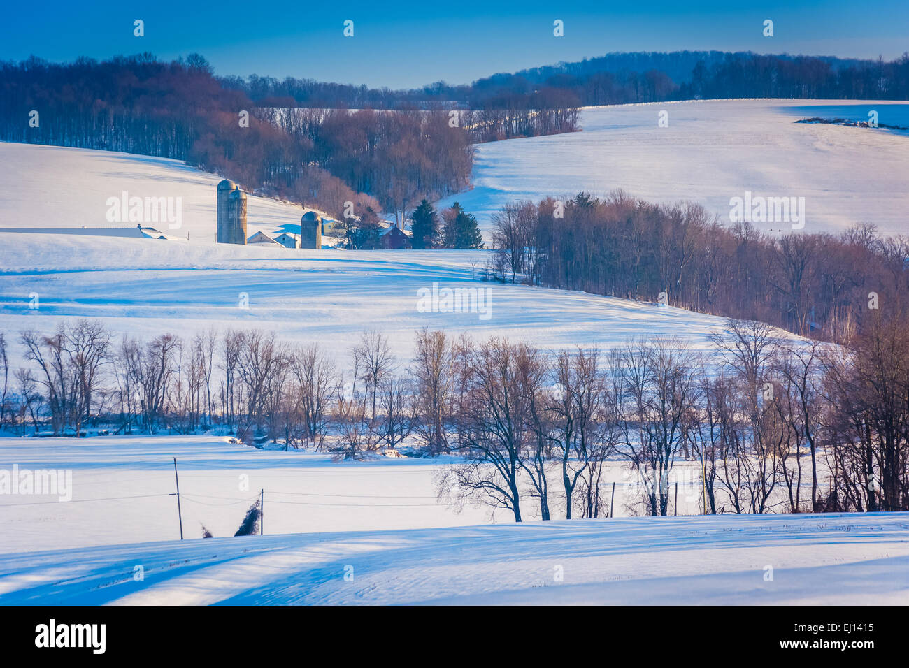 Voir de la neige a couvert les champs agricoles et des maisons dans les régions rurales du comté de York, Pennsylvanie. Banque D'Images