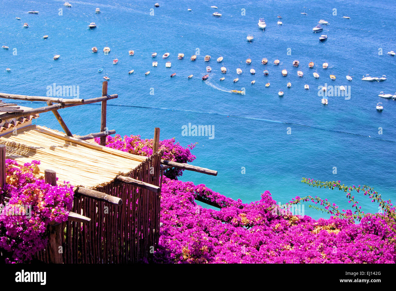 Drapée de fleurs terrasse dans Positano sur la côte amalfitaine d'Italie Banque D'Images