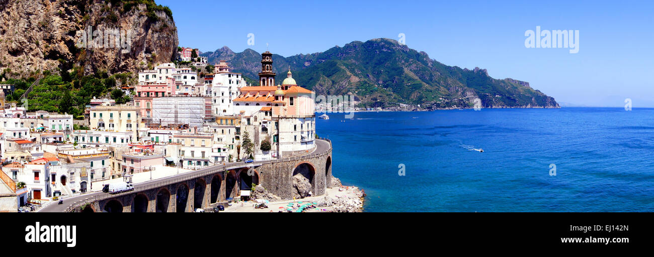 Photo panoramique d'Atrani, un village sur la côte amalfitaine d'Italie Banque D'Images